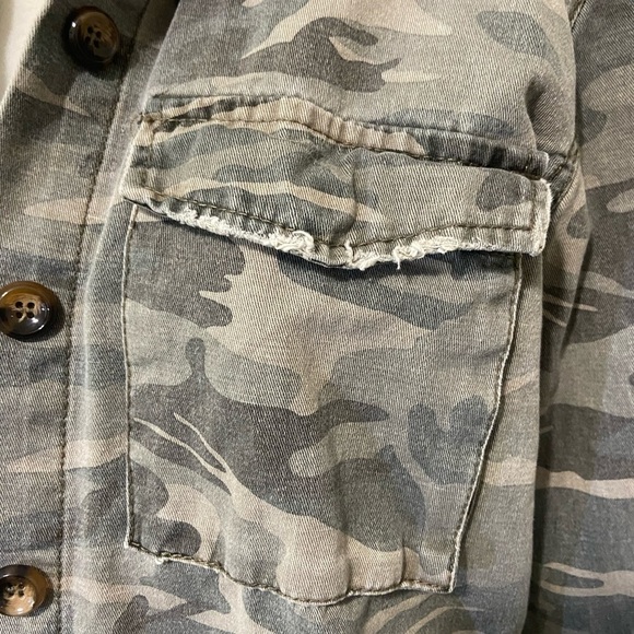 Mustard Seed women's medium distressed cargo pocket button down shacket EUC - Picture 4 of 10